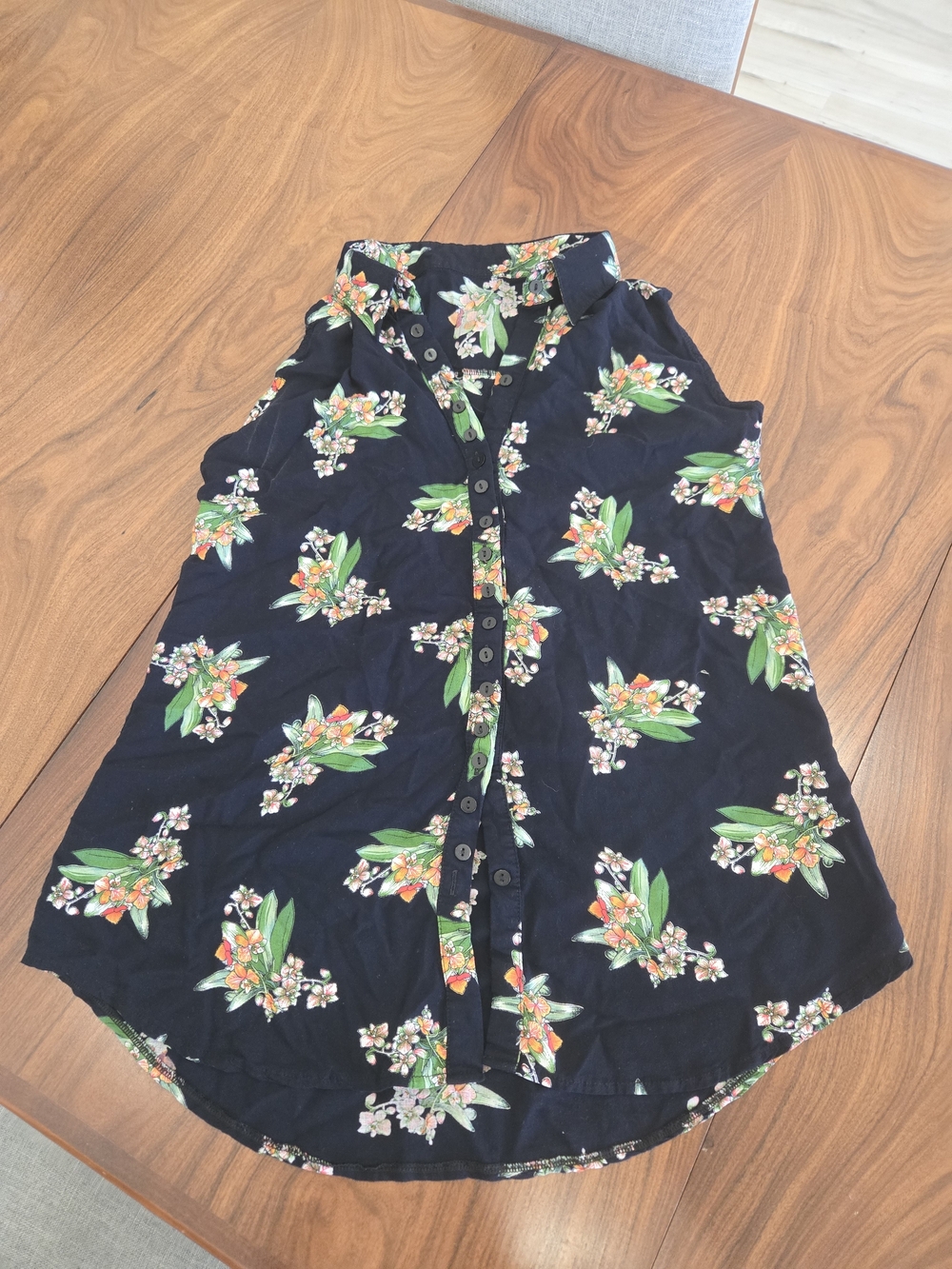 Women’s Navy Floral Button-Front Sleeveless Top